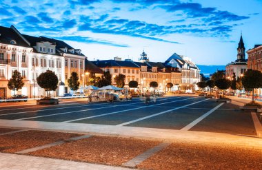 Vilnius, Litvanya'nın başkenti günbatımı, Caddesi ve gece parlak ışıklar gece şehir, popüler bir hedef için seyahat Avrupa'nın tarihi merkezinde kare