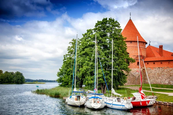 Båtar Som Parkerade Stranden Sjön Nära Trakai Slott Litauen Resa — Stockfoto