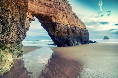 okyanus güzel manzara, gün batımında, Algarve, Portekiz kıyısında kumlu plajda, Avrupa'da seyahat için popüler bir hedef kayalar