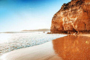 kumlu sahilde, popüler bir hedef için seyahat Avrupa'da okyanus güzel manzara, Portekiz kıyısında Algarve, kayalar