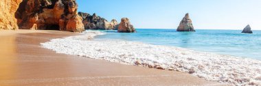 Yaz kumlu plaj (Algarve, Costa Vicentina, Portekiz). Güzel doğal yaz tatil seyahat kavramı.