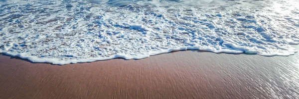 Vague Océanique Mousseuse Blanche Coule Sur Une Plage Sable Fond — Photo