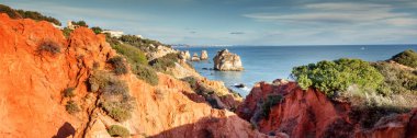 Praia da Marinha Portekiz güney kıyısında güneşli bir günde Algarve'deki/daki oteller üzerinde Panoraması. Kayalıklarla, plaj ve Atlantik Okyanusu görünümünde sahilde turistler ile olan 