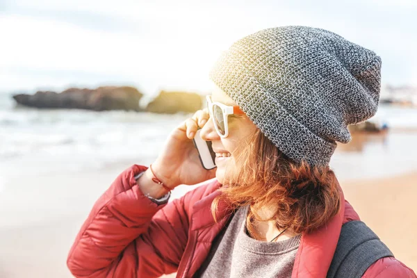 Красивая Счастливая Молодая Женщина Шляпе Солнцезащитных Очках Говорит Мобильному Телефону — стоковое фото
