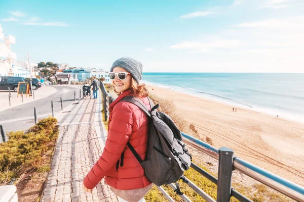 Beautiful Young Woman Hat Sunglasses Walking Winter Winter Coast Atlantic — Stock Photo, Image