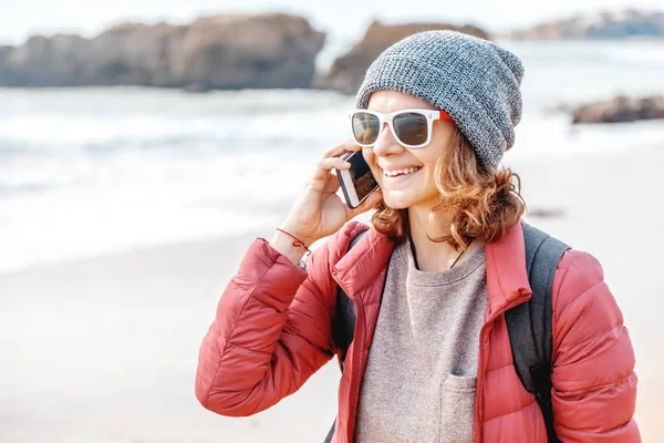 Красивая Счастливая Молодая Женщина Шляпе Солнцезащитных Очках Говорит Мобильному Телефону — стоковое фото