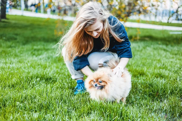 Jong Tiener Meisje Speelt Met Haar Hond Pommeren Spitz Het — Stockfoto