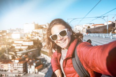 Genç kadın seyahat kız gezgin bir smartphone cep telefonu ile Porto, arka plan üzerinde selfie yapar mutlu Portekiz, Avrupa ile seyahat için popüler bir hedef için seyahat