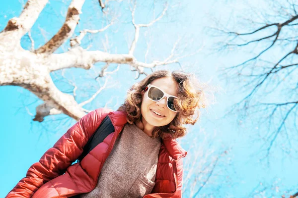 Strahlend Sonniges Porträt Einer Schönen Fröhlichen Jungen Frau Mit Sonnenbrille — Stockfoto