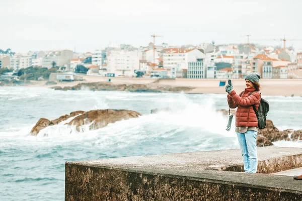 Young Beautiful Traveler Girl Backpack Taking Ocean Waves Smartphone Winter — Stock Photo, Image