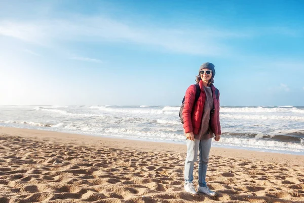 若い女の子の旅行者が冬 幸福と自由のポルトガルの大西洋の海岸に沿って歩く — ストック写真