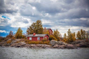 Helsinki yakınındaki küçük bir adada buzlu parlak kırmızı ev sahipliği yapmaktadır. Bulutlu havalarda güzel sahne