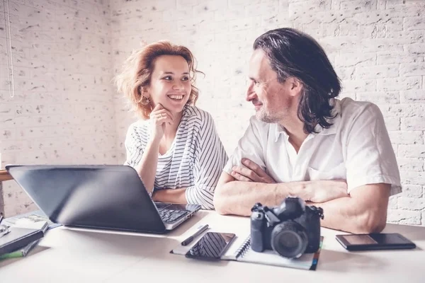 Hombre Mediana Edad Una Mujer Joven Están Sentados Una Mesa — Foto de Stock