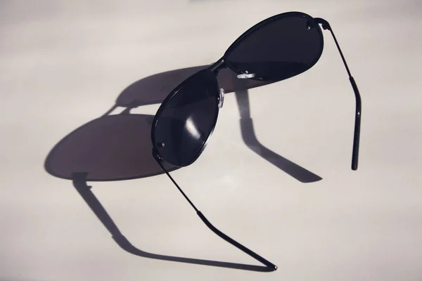 Gafas Sol Oscuras Yacen Sobre Una Mesa Blanca Con Largas —  Fotos de Stock