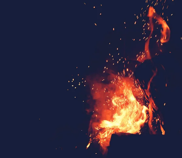 Orangefarbene Flamme Und Funken Auf Dunklem Hintergrund Abstrakter Hintergrund Mit — Stockfoto