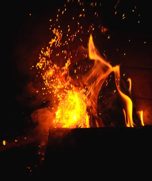 Fiamme Arancioni Scintille Nel Fuoco Sfondo Astratto Calore Comfort Casa — Foto Stock