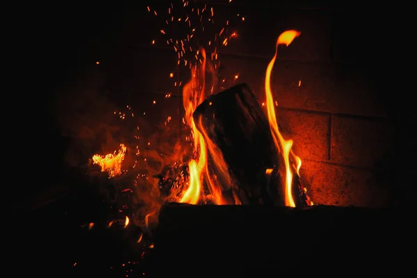 Fiamme Arancioni Scintille Nel Fuoco Sfondo Astratto Calore Comfort Casa — Foto Stock