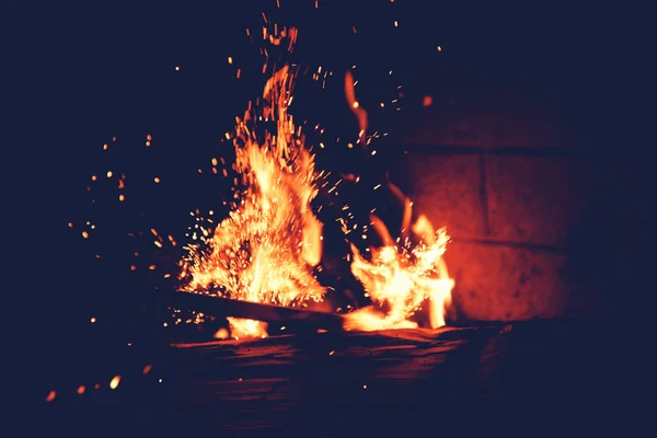 Fiamme Arancioni Scintille Nel Fuoco Sfondo Astratto Calore Comfort Casa — Foto Stock