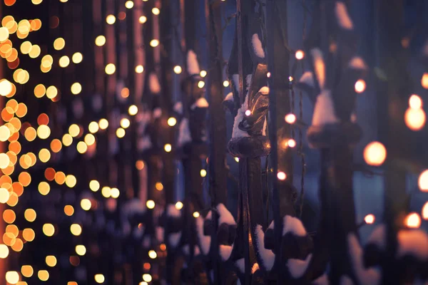 Illuminazione Festiva Sulla Recinzione Nel Periodo Invernale Sera Astratto Natale — Foto Stock