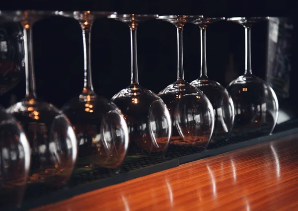 ワイングラスが逆さまに立つレストランのバーでは 抽象的なバー イメージ レトロ調をイメージ — ストック写真