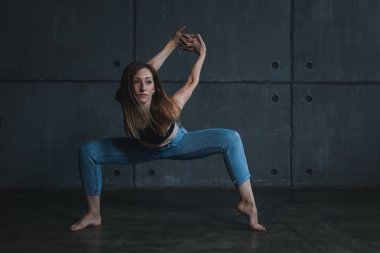 Genç güzel kadın üst ve kot modern çağdaş dans stüdyosu, çağdaş sanat, beden ve ruh, profesyonel dansçı uyum içinde dans