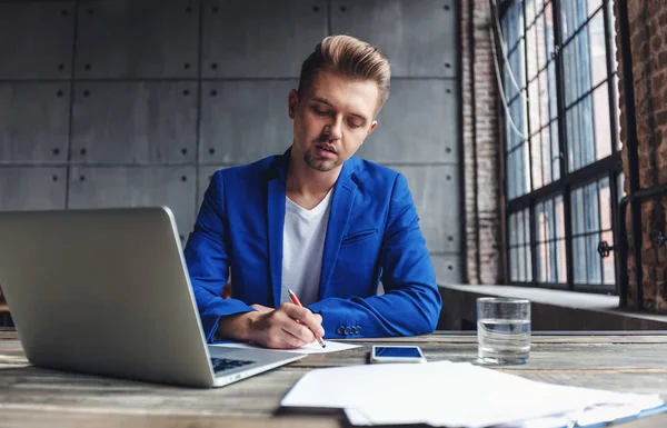 Jovem Homem Negócios Atraente Terno Azul Está Sentado Escritório Mesa — Fotografia de Stock