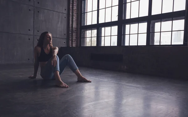 Ung Vacker Kvinna Dansare Modern Toppar Och Jeans Sitter Golvet — Stockfoto