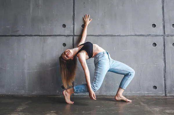 Joven Hermosa Mujer Parte Superior Jeans Bailando Danza Contemporánea Moderna — Foto de Stock
