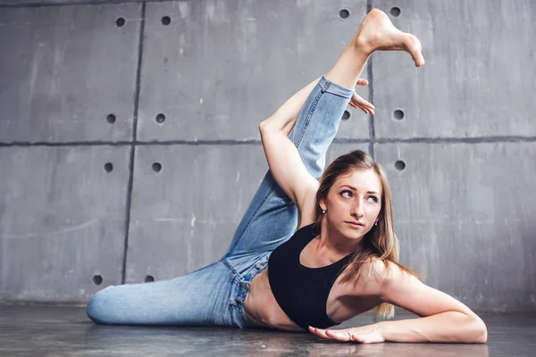 トップとジーンズ ダンス スタジオ 現代美術 身体と魂 プロのダンサーの調和モダンなコンテンポ ラリー ダンスの若い美しい女性 — ストック写真
