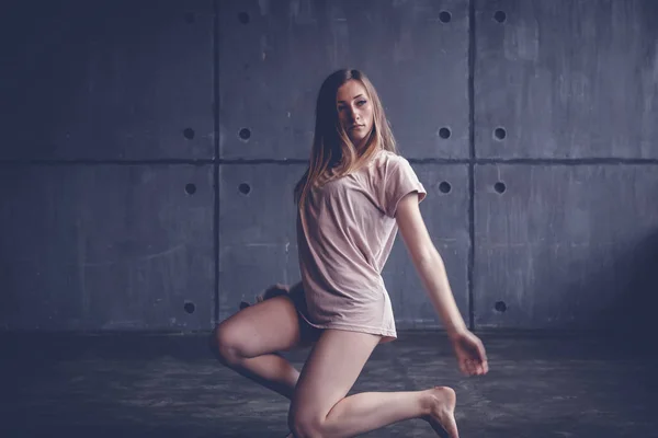 年轻美丽的女子专业舞者跳舞在一个舞蹈室排练 现代戏剧性的风格 实验性舞蹈 — 图库照片