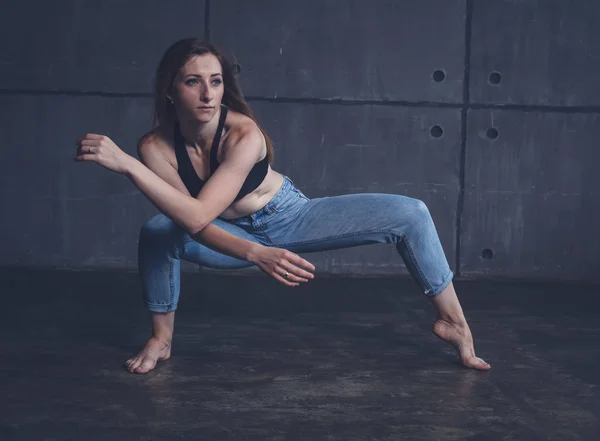 トップとジーンズ ダンス スタジオ 現代美術 身体と魂 プロのダンサーの調和モダンなコンテンポ ラリー ダンスの若い美しい女性 — ストック写真