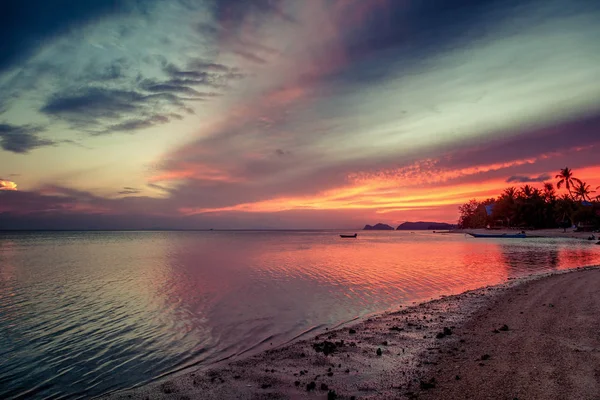 Heldere Kleurrijke Zonsondergang Zanderige Kust Van Tropische Zee Palmen Oever — Stockfoto