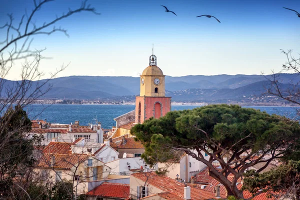 Vista Del Casco Antiguo Con Techos Baldosas Golfo Saint Tropez —  Fotos de Stock