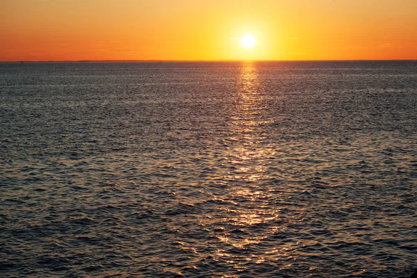 Prachtige Zee Zonsondergang Zon Ondergaat Achter Horizon Een Minimalistisch Landschap — Stockfoto