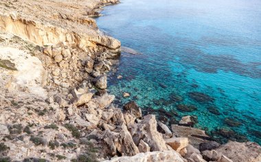 Güzel deniz arka plan, beyaz kireçli kayalar ve parlak mavi turkuaz su