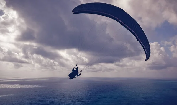 Silueta Hombre Volando Sobre Parapente Alto Sobre Mar Las Nubes — Foto de Stock