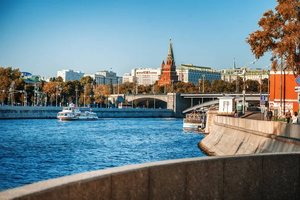 Piękne Miasto Krajobraz Stolicy Rosji Moskwa Widok Rzekę Łódki Centrum — Zdjęcie stockowe