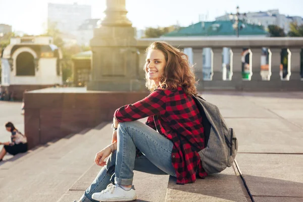 Красивая Молодая Счастливая Улыбающаяся Женщина Фоне Европейского Города Солнце Закате — стоковое фото