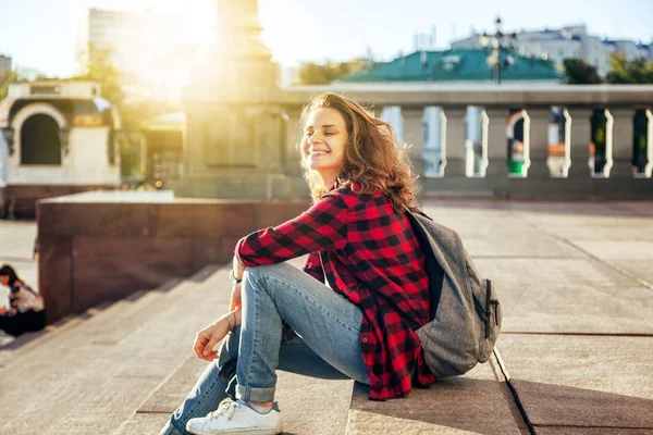 Hermosa Joven Feliz Sonriente Mujer Fondo Una Ciudad Europea Sol —  Fotos de Stock