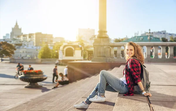 Piękna Młoda Szczęśliwy Uśmiechający Się Kobieta Tle Europejskim Miastem Słońce — Zdjęcie stockowe