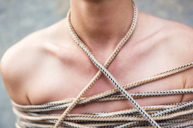 Kısa saç kesimi güzel şık genç kadınla bağlı kaba bir ip, kadın hakları, Aile içi şiddet kavramı sorun