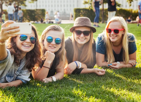 Groupe Jeunes Femmes Élégantes Souriantes Heureuses Insouciantes Font Des Amis — Photo