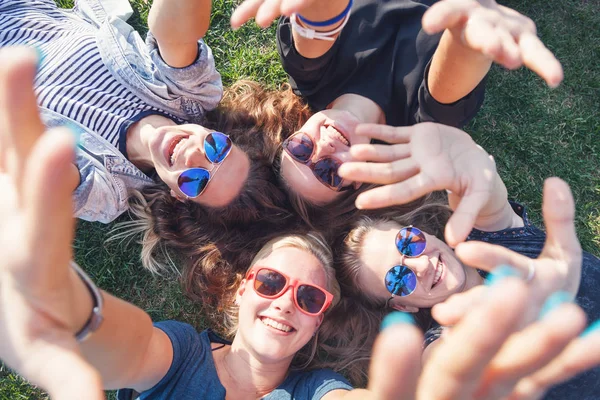 Groupe Jeunes Filles Élégantes Souriantes Heureux Insouciantes Allongées Sur Herbe — Photo