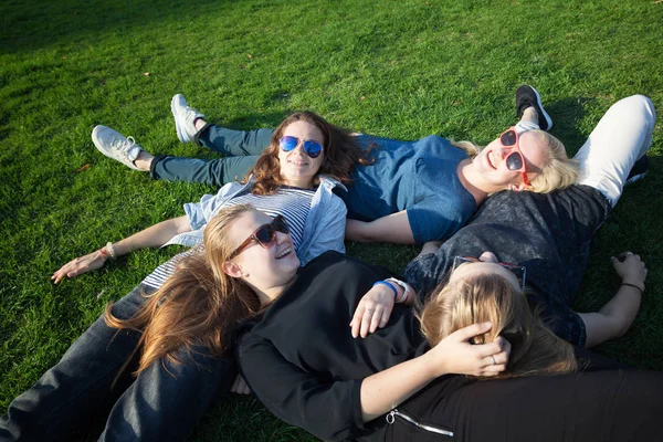 Group Happy Smiling Carefree Young Stylish Girls Lying Grass Park — Stock Photo, Image