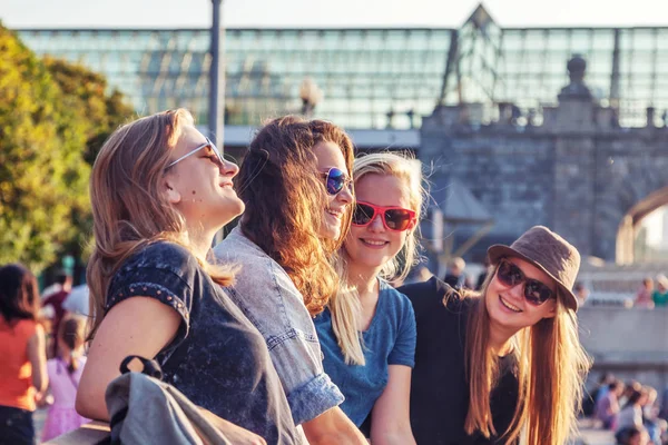 Група Щасливих Усміхнених Безтурботних Молодих Стильних Дівчат Спілкуються Фоні Міста — стокове фото