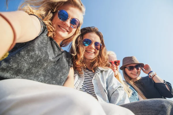 Groupe Heureux Souriant Insouciante Jeune Fille Élégante Amis Féminines Sur — Photo