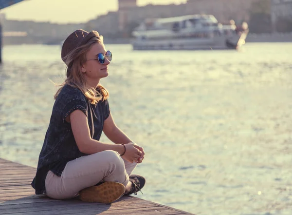 Joven Chica Estudiante Hermosa Con Sombrero Gafas Sol Descansando Muelle — Foto de Stock