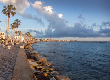 Paphos Kıbrıs adasında gün batımında, Avrupa'da seyahat için popüler bir hedef üzerinde gezinti