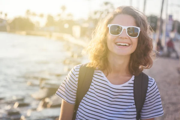Schöne Glückliche Junge Frau Mit Welligem Haar Und Sonnenbrille Lacht — Stockfoto