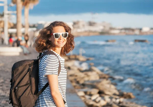 サングラスは 太陽の光線で笑いと海辺のリゾート地で美しい幸せな若い女 — ストック写真